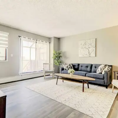Roomy Top Floor at Stampede w Free Parking and AC