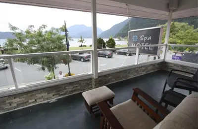 a restaurant with a view of a parking lot at Harrison Spa Motel in Harrison Hot Springs