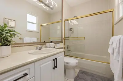 Gallery image of West Coast Cozy Home in Richmond