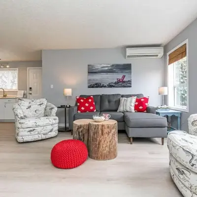 Lovely 2 bedroom suite steps from The beach