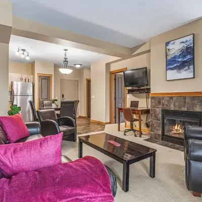 Spacious King Bed with Pool & Hot Tubs