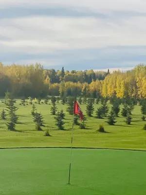 a red flag in the middle of a golf course at Sundance Country Lodge B&B in Marlboro