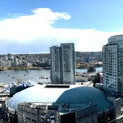 Downtown 3br/2ba+Views+Skytrain+Free Parking