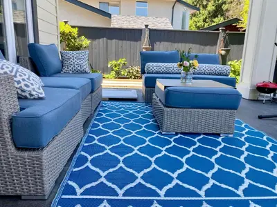 a patio with blue couches and a table on a blue rug at Home sweet home in Richmond