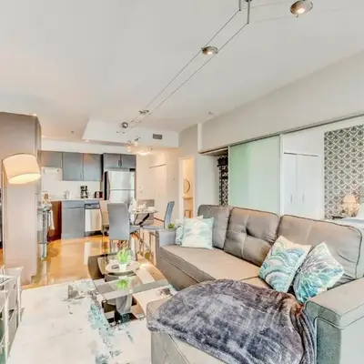 Luxury 2BR Condo - King Bed - Stunning City Views