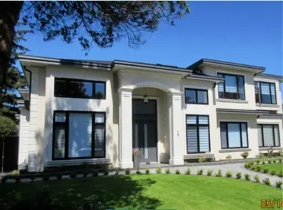 a white house with black windows and a yard at Richmond Sweet home in Richmond