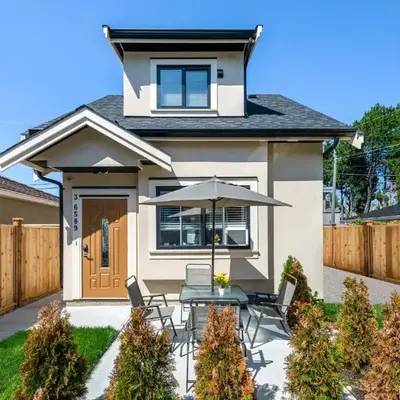 Three bedrooms new laneway house near public transit & FIFA training site