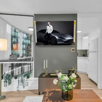 1-BR Condo in Downtown Coal Harbour with Parking and City Views