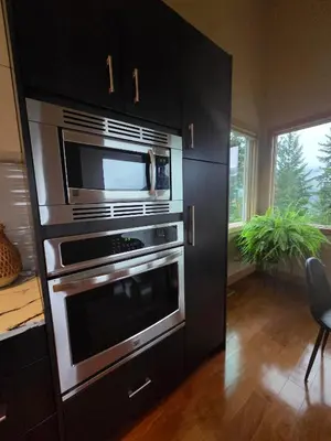 a kitchen with a microwave and a stove at Five Star-Amazing views and Hot Tub in Crescent Valley