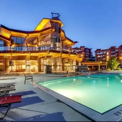 Kelowna family-friendly lake & Mountain view Luxury condo with AC
