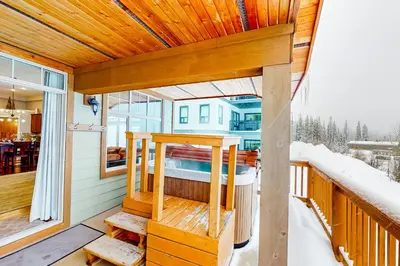 Gallery image of Snowfall Lodge 7 in Big White