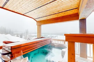 Gallery image of Snowfall Lodge 7 in Big White