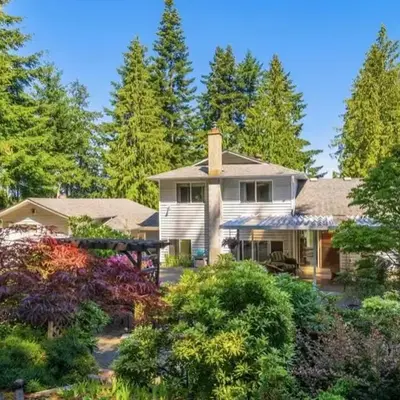 Beautiful home with one acre land for leisure time in Vancouver Island
