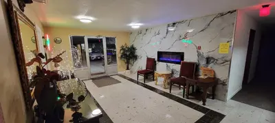 a living room with a large marble wall at GRIZZLY MOTEL in Swan Hills