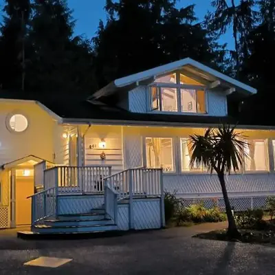 White House Tofino Downtown Villa