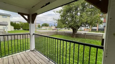 a porch with a view of a yard at King and Queen rooms -J&J Chilliwack in Chilliwack