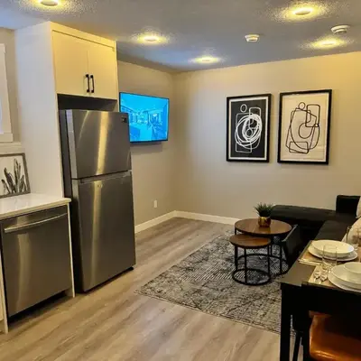 Private Modern Retreat in the NW - 12 mins to Airport - Near Shops - Easy Banff Access