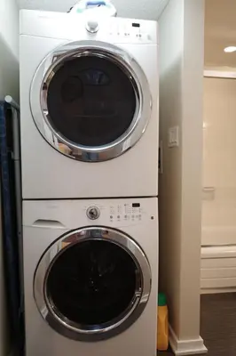 a washing machine and a dryer in a room at Capilano Happylife in North Vancouver