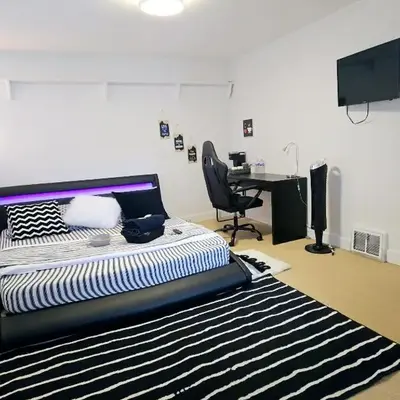 Comfy Stylish Room in the Heart of Vancouver- Private Parking