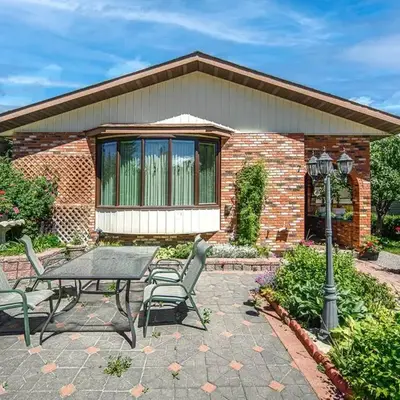 Nice 3 Bedroom 2 Bathroom Home Fenced yard near Downtown and YYC