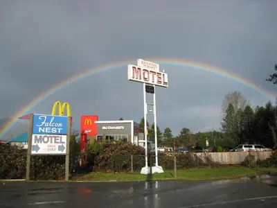 a rainbow in the sky over a motel at Falcon Nest Motel in Duncan