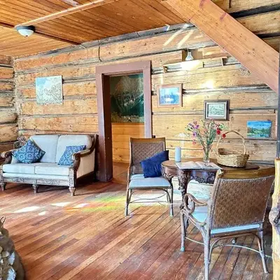 Rustic Beaverfoot Lodge Room N4