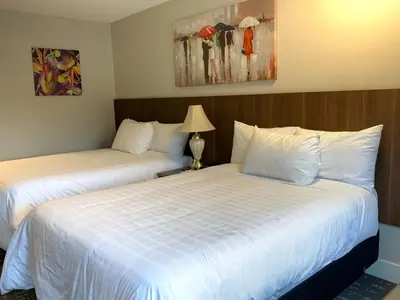 two beds in a hotel room next to each other at High Pont Resort in Quathiaski Cove