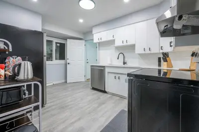 Gallery image of CenterStreet-Cozy 3bed Pet Friendly Suite 08Entire in Calgary