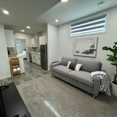 Chic & Cozy 2-BR Suite at Glacier Ridge NW Calgary