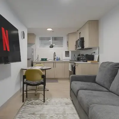 Modern Suite by Royal Alexandra Hospital l Free Parking WiFi Netflix