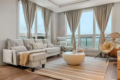 Gallery image of Upscale Penthouse Stay with Mountain & City Views, Free Parking, BBQ Grill, Office Space & More in Calgary