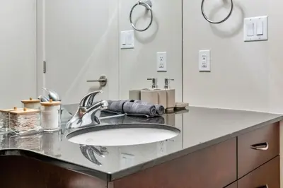 Gallery image of Upscale Penthouse Stay with Mountain & City Views, Free Parking, BBQ Grill, Office Space & More in Calgary