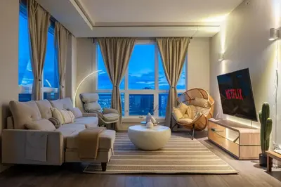Gallery image of Upscale Penthouse Stay with Mountain & City Views, Free Parking, BBQ Grill, Office Space & More in Calgary