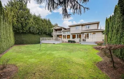 a large house with a large yard at Unitrip King bed in Richmond