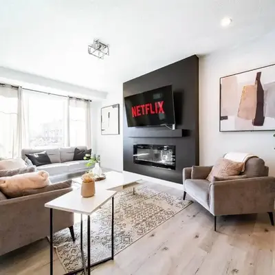 Modern Retreat - 3 King Beds - Garage - WiFi - Sleeps 10