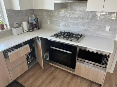 a kitchen with a stove and a counter top at Brand new Stylists Richmond central 2B2BR in Richmond