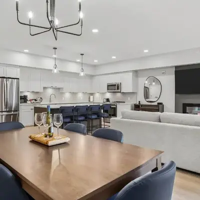 Perfect 3 bed-2 bath Top Floor Hot Tub Heated Pool Gym