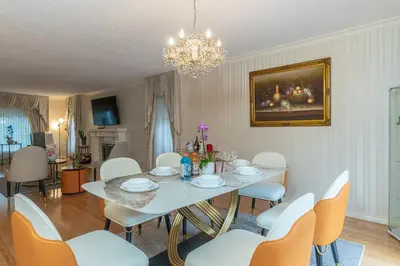 a dining room with a table and chairs at Garden Hotel 3-bedroom house for whole book in Richmond