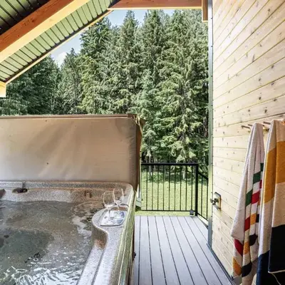 The Cedar Suite - Secluded Mountain Retreat with Forest Views and Hot Tub