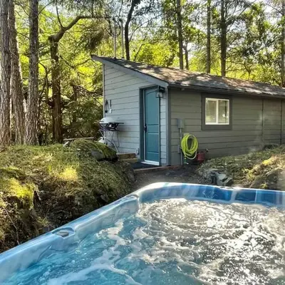 Cozy Cabana with Large Private Outdoor Hot Tub