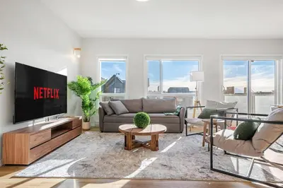 Gallery image of Large Open Concept Luxury Apartment with AC, 70