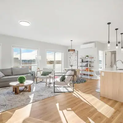 Large Open Concept Luxury Apartment with AC
