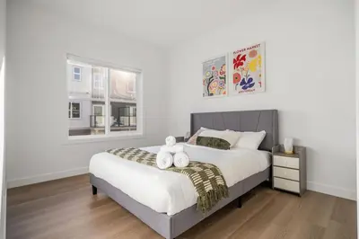 Gallery image of 2 Bedroom Modern Townhouse Near Aspen Landing with Garage Parking, Fast Wi-Fi, Office, 2 Full Baths & Netflix in Calgary