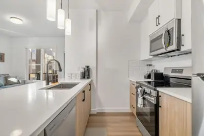 Gallery image of 2 Bedroom Modern Townhouse Near Aspen Landing with Garage Parking, Fast Wi-Fi, Office, 2 Full Baths & Netflix in Calgary