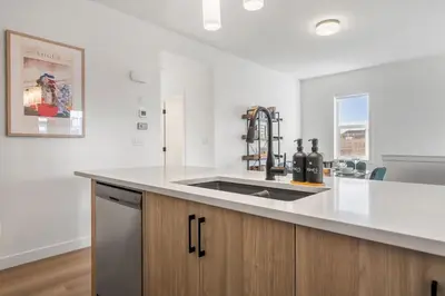 Gallery image of 2 Bedroom Modern Townhouse Near Aspen Landing with Garage Parking, Fast Wi-Fi, Office, 2 Full Baths & Netflix in Calgary