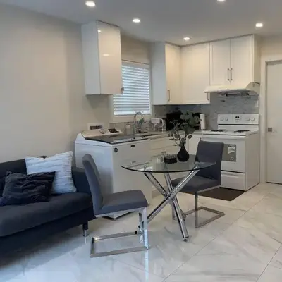 Modern Spacious 1BR minutes away from Main St