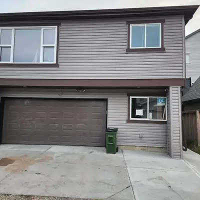 Modern Family Home with guest heat garage