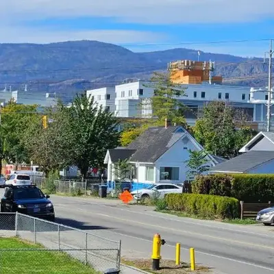 1 block to Kelowna General Hospital 2 blocks to Beach 1km to OUC 1km to Downtown Kelowna 20min to YLW