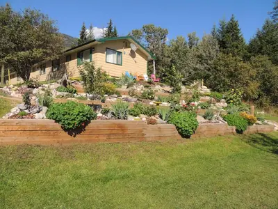 a garden in front of a house at Tete Jaune Lodge in Tete Jaune Cache