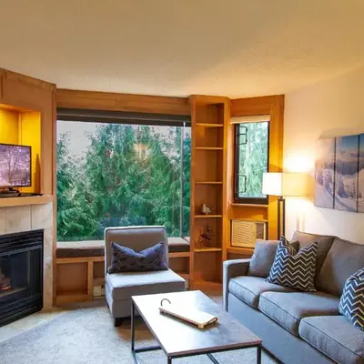 1BR next to slopes on Blackcomb w pool & hot tub